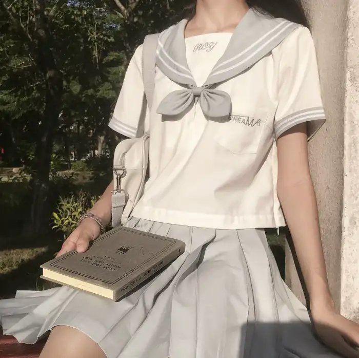 落在她身边